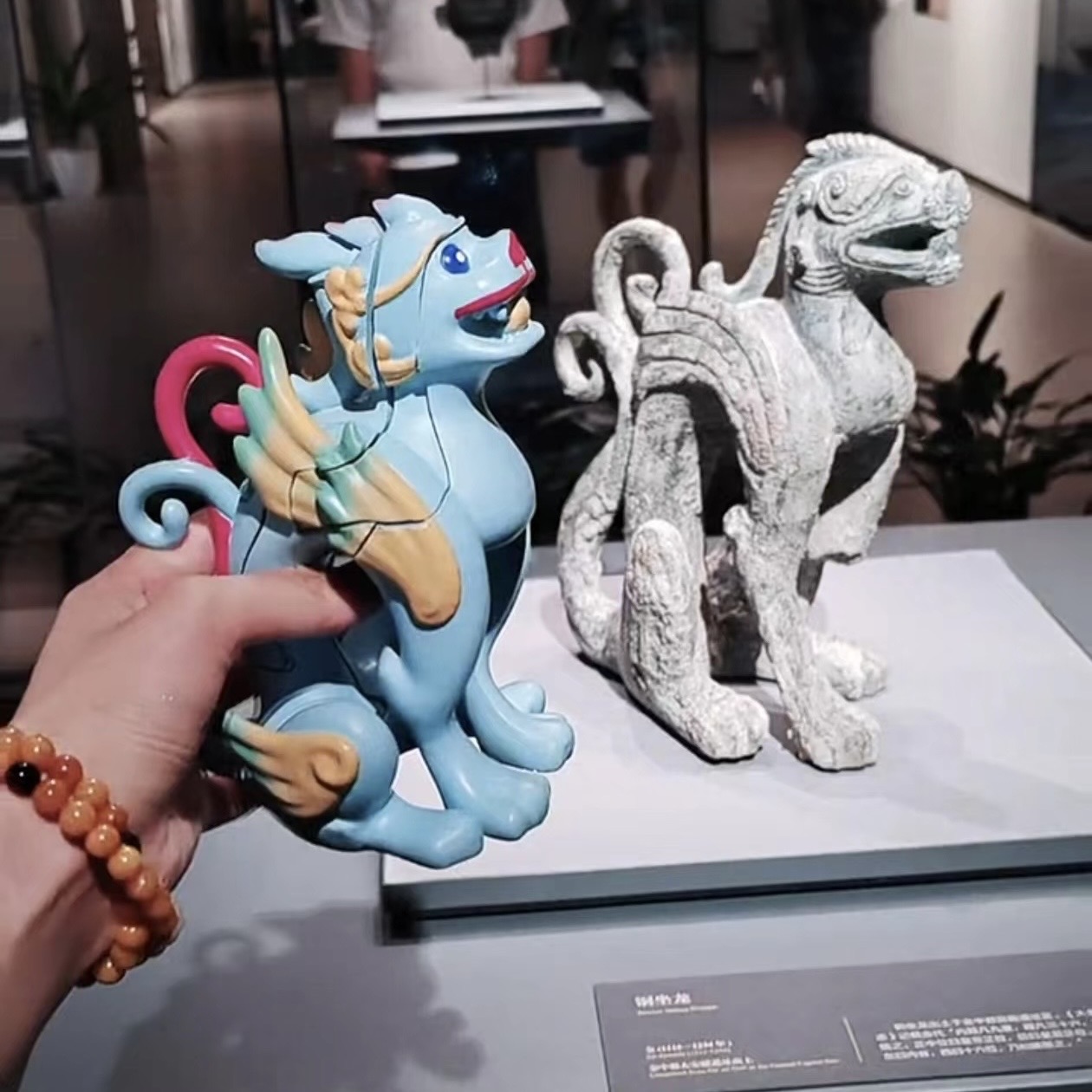 文創(chuàng)銅坐龍保留了文物的原始特征 文創(chuàng)銅坐龍保留了文物的原始特征