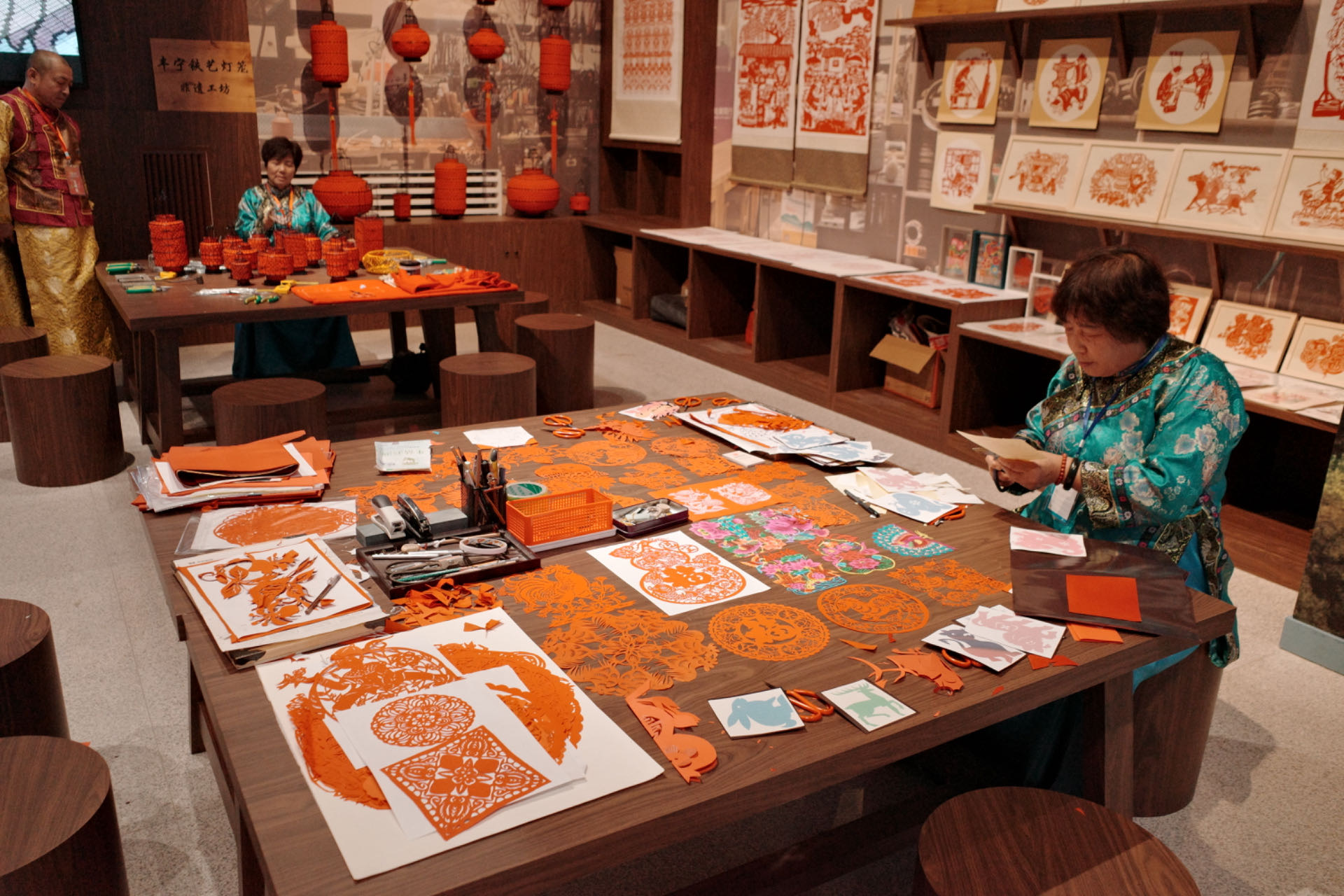 “氣象萬千——中國(guó)非遺保護(hù)實(shí)踐主題展”上，非遺傳承人現(xiàn)場(chǎng)展示。人民網(wǎng)記者 劉微攝