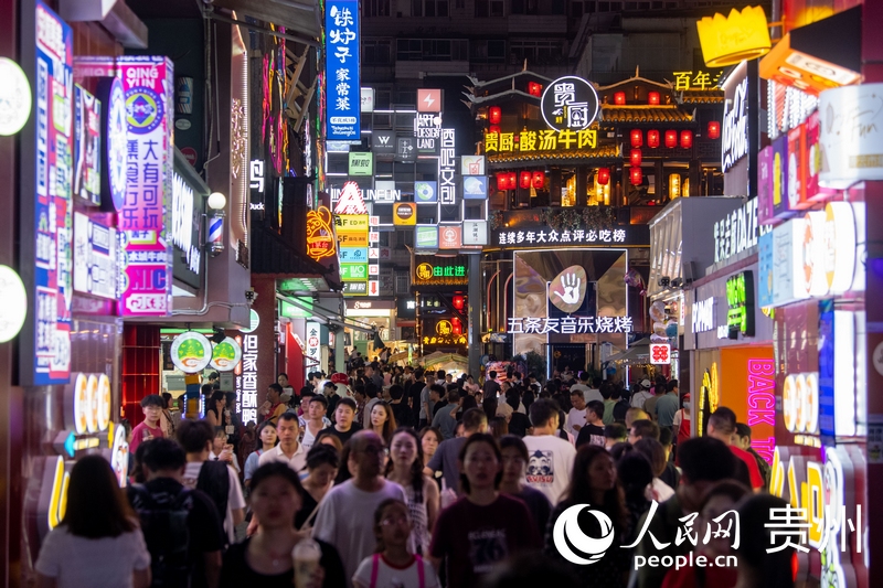 6月21日，貴陽(yáng)，青云市集內(nèi)游人如織。人民網(wǎng)記者 翁奇羽攝