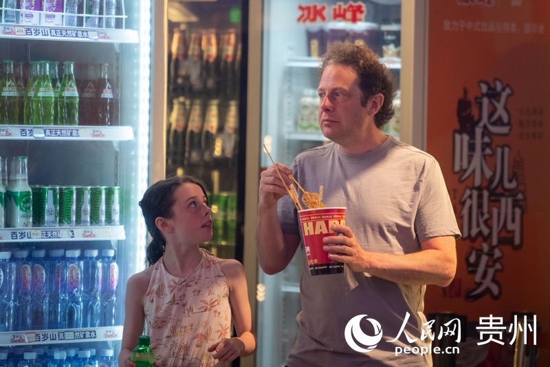 6月21日，貴陽(yáng)青云市集內(nèi)，游客邊逛邊吃。人民網(wǎng)記者 翁奇羽攝