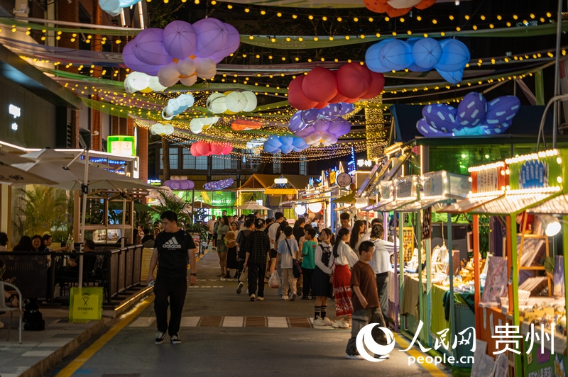 6月21日，貴陽(yáng)新印廠霓虹閃爍，映照城市夜生活。人民網(wǎng) 陽(yáng)茜攝