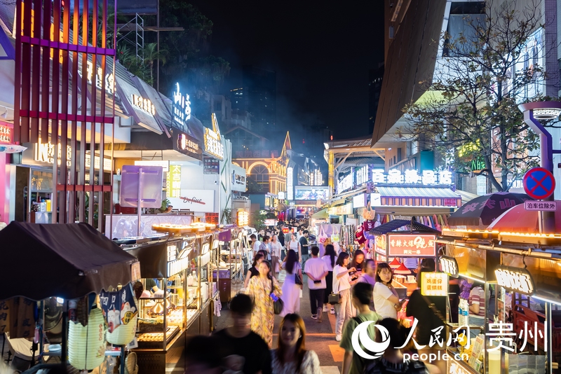 6月21日，夜幕下人頭攢動(dòng)的貴陽(yáng)市太平路街區(qū)。人民網(wǎng)記者 涂敏攝