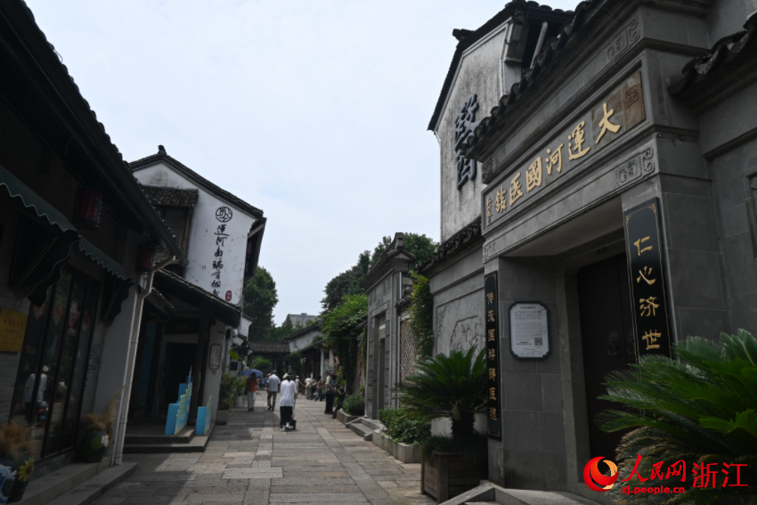 運(yùn)河邊的老建筑被完好保存下來。人民網(wǎng)記者 張麗瑋攝