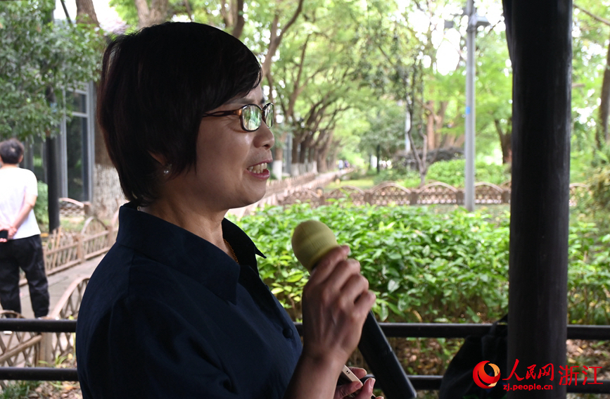 面向運(yùn)河，任國萍放聲歌唱。人民網(wǎng)記者 張麗瑋