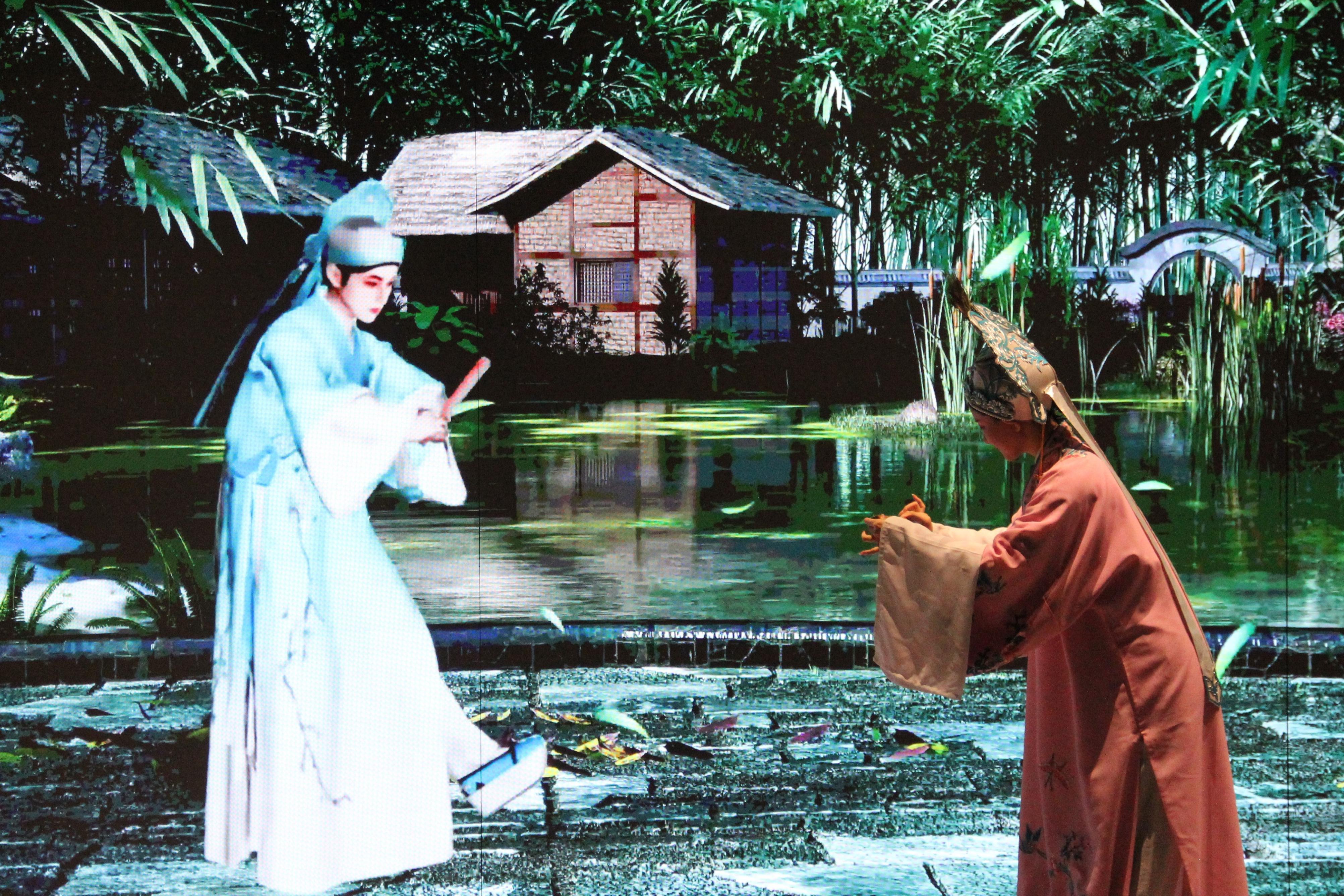 真人演員與虛擬人演員在“元啟金陵”南京數(shù)字文化客廳出演《梁山伯與祝英臺》經(jīng)典選段。受訪者供圖