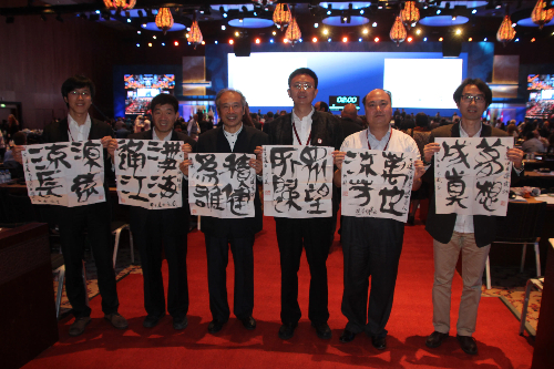 顧風(fēng)（左三）在會(huì)場(chǎng)合照留念。受訪(fǎng)者供圖