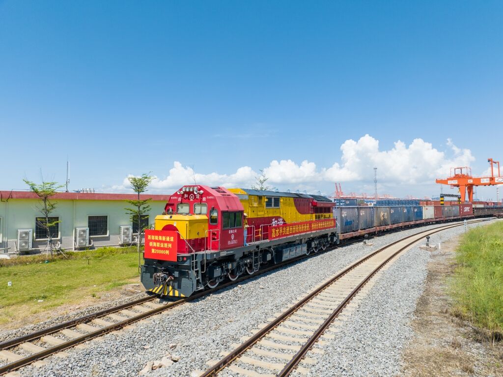 01 陸海新通道第20000列班車。陸海新通道運營公司供圖