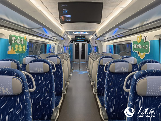 我國首列氫能源市域列車由位于吉林省的中車長客股份有限公司自主研制，該列車不燒油，不取電，可實現(xiàn)零碳排放。人民網(wǎng)記者 馬俊華攝