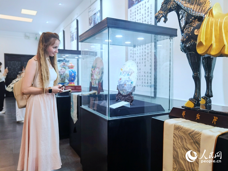 來自白俄羅斯的留學(xué)生喀秋莎駐足欣賞牡丹瓷。人民網(wǎng)記者 尚明楨攝