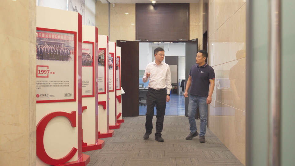 中信銀行成都分行行長(zhǎng)助理李一（左）接受采訪。人民網(wǎng)記者 王紹紹攝