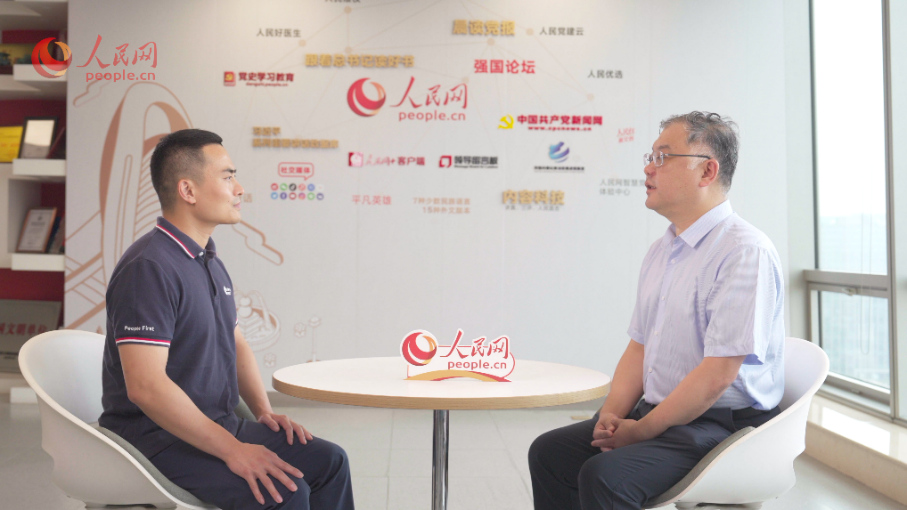 中共中央黨校（國(guó)家行政學(xué)院）國(guó)家治理教研部副主任李江濤（右）接受采訪。人民網(wǎng)記者 王紹紹攝