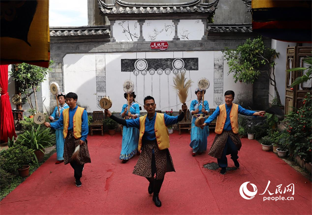 云南麗江古城“天地院”的納西族演出。 人民網(wǎng)記者 程浩攝