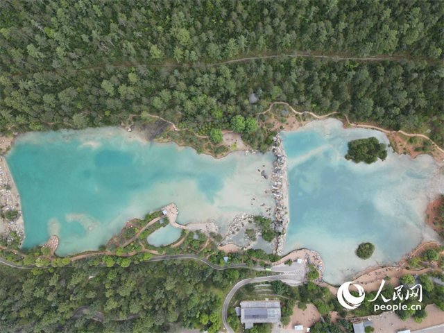 位于麗江市玉龍雪山東麓甲子村的藍(lán)月谷景區(qū)。 人民網(wǎng)記者 符皓攝