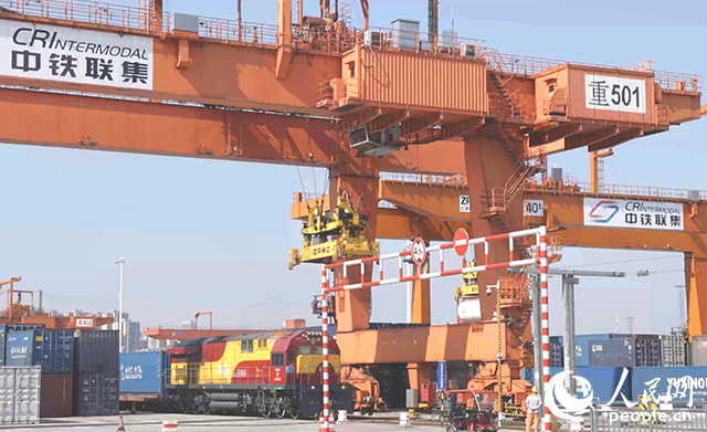 位于重慶國際物流樞紐園區(qū)的重慶鐵路集裝箱中心站。 人民網(wǎng)記者 劉祎攝