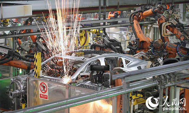 長安汽車兩江工廠，機械臂正在工作。人民網(wǎng)記者 劉祎攝