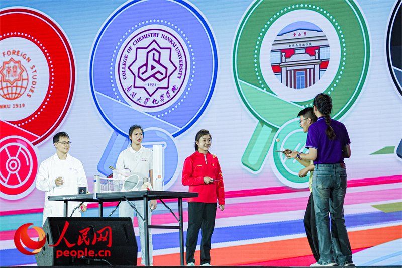 陳夢(mèng)與南開(kāi)學(xué)子互動(dòng)。人民網(wǎng)記者 于凱攝