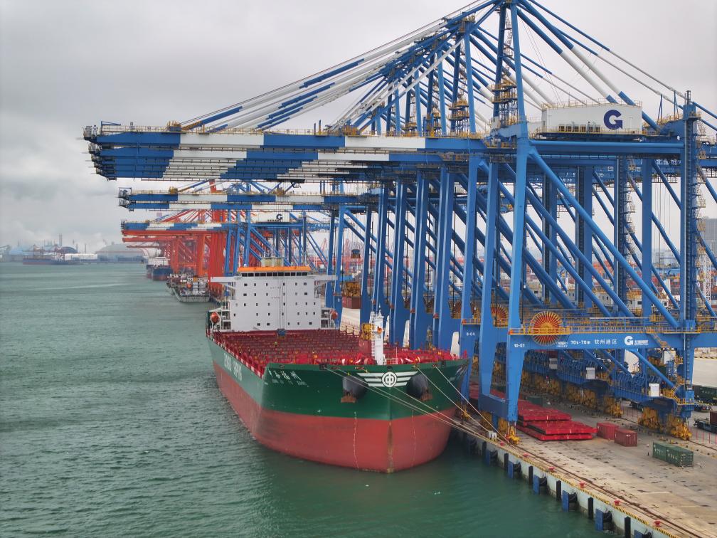 2月23日拍攝的廣西北部灣港欽州港區(qū)的碼頭堆場（無人機(jī)照片）。新華社記者 周華 攝