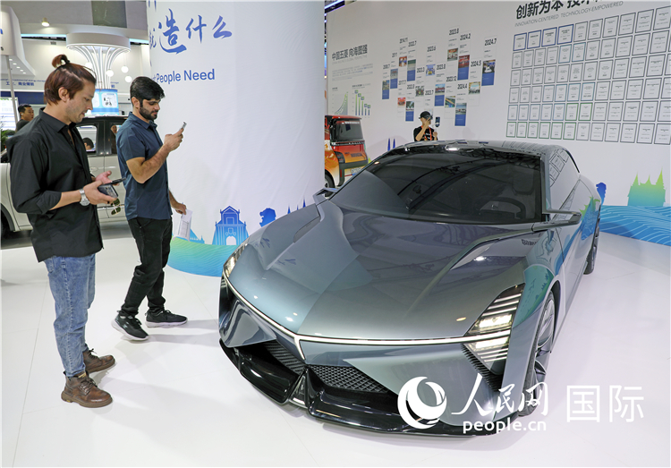 東博會(huì)上，上汽通用五菱展出的一款名為“東盟之光”的新能源概念車吸引參觀者駐足。人民網(wǎng)記者趙益普攝