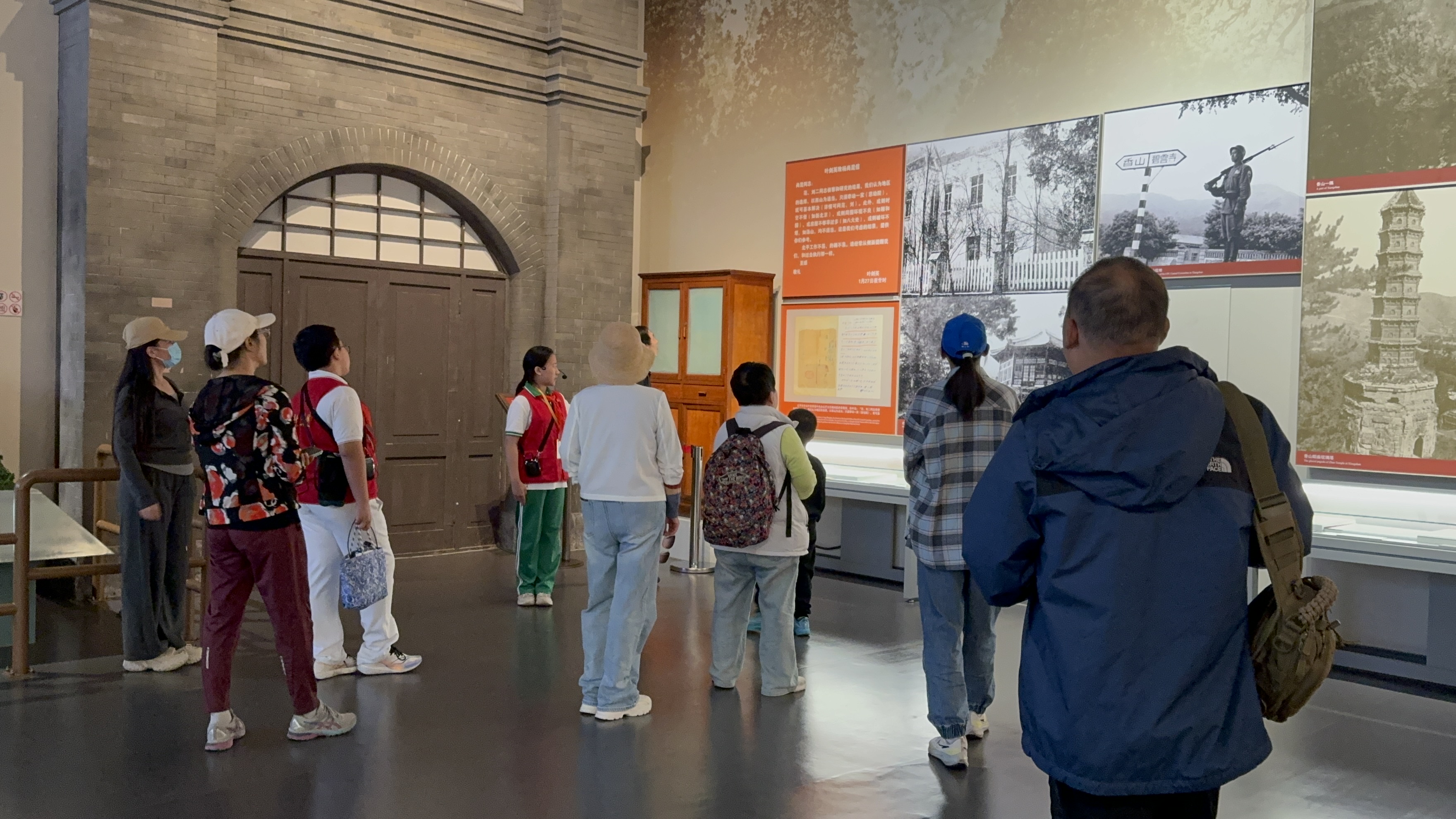 10月4日，北京香山革命紀(jì)念館內(nèi)，一名“紅領(lǐng)巾志愿者”正在為參觀者講解。人民網(wǎng)記者 劉微攝