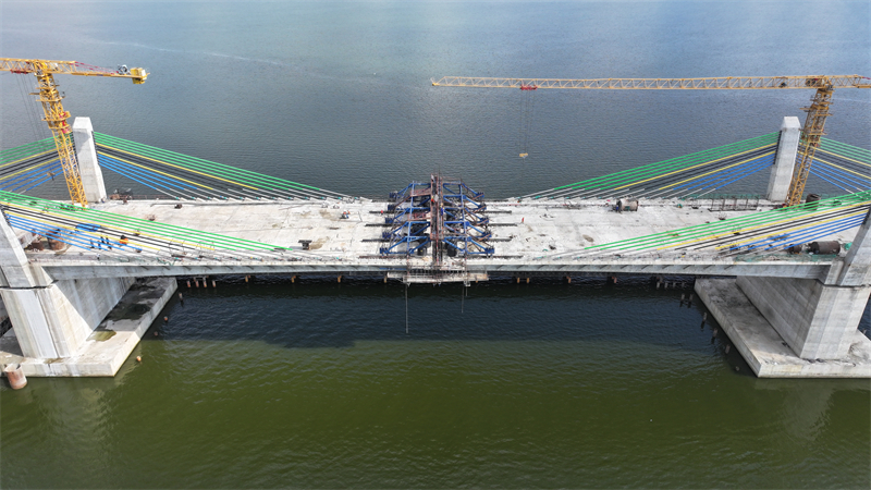圖為馬古富力大橋合龍現(xiàn)場(chǎng)。中土東非公司供圖