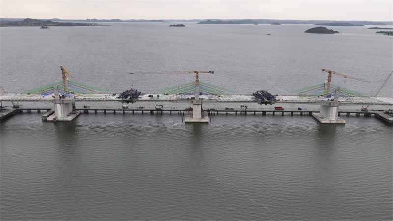 圖為馬古富力大橋合龍現(xiàn)場(chǎng)。中土東非公司供圖