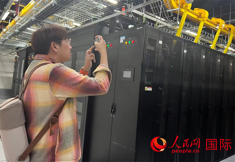 韓國(guó)博主樸大一參觀中國(guó)移動(dòng)新疆云計(jì)算和大數(shù)據(jù)中心機(jī)房。人民網(wǎng)記者曾書柔攝