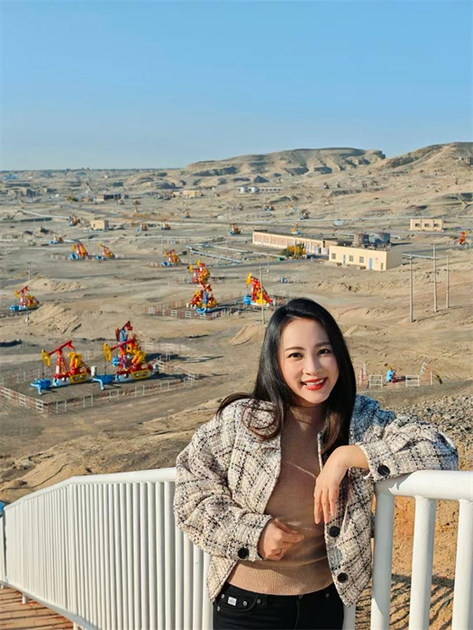 中泰文化推廣達(dá)人張愛玲參觀克拉瑪依百里油區(qū)。受訪者供圖