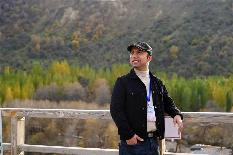 阿布德吾力參加“萬(wàn)人說(shuō)新疆”優(yōu)秀作者媒體行活動(dòng)留影。受訪者供圖