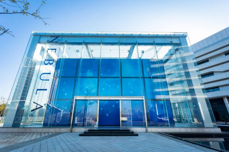 【烏鎮(zhèn)觀潮】加速智慧互聯(lián)，從“枕水烏鎮(zhèn)”駛向“數(shù)字藍(lán)?！? oldsrc=