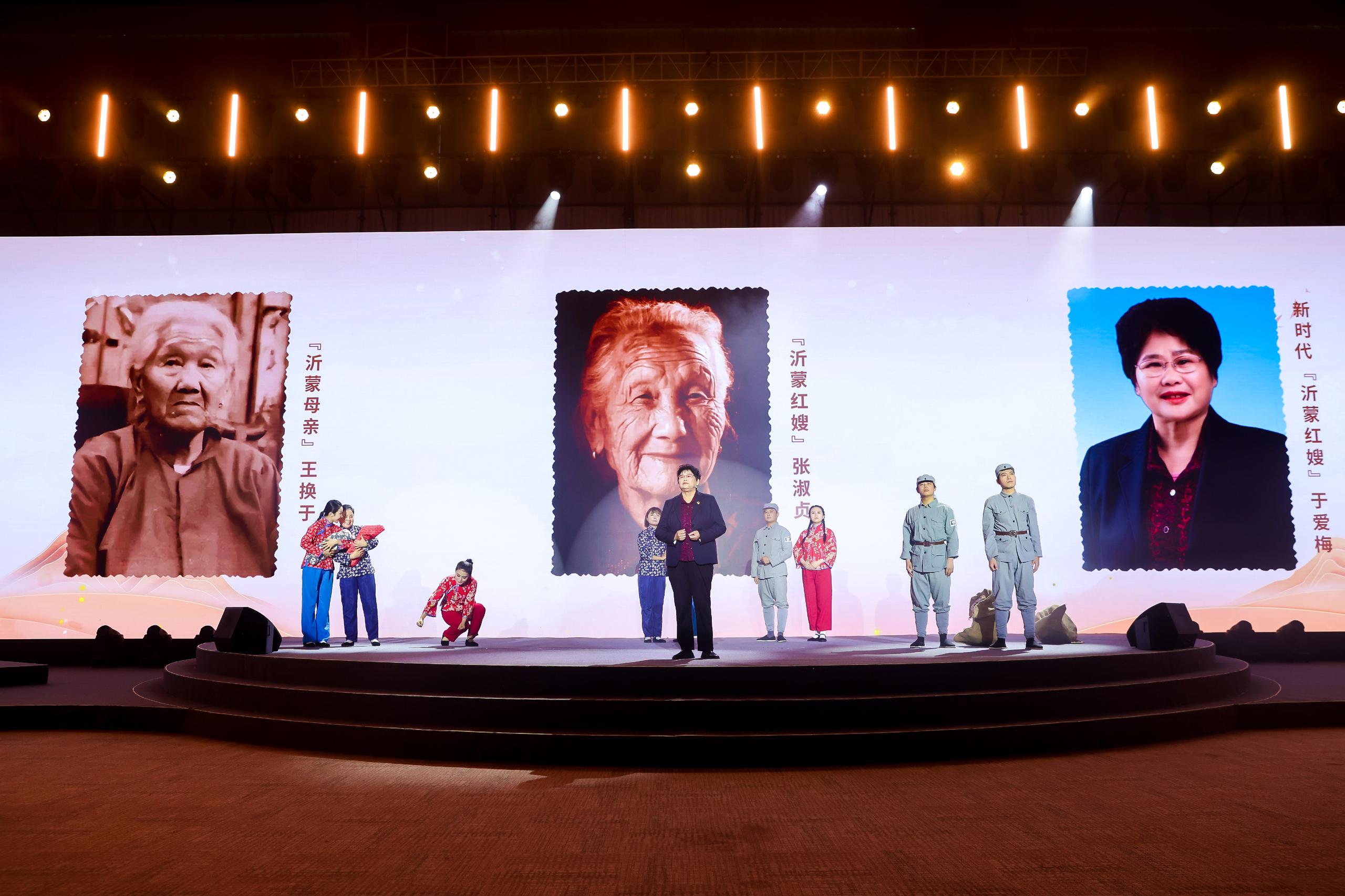 “何以中國·弦歌不輟”網(wǎng)絡主題活動現(xiàn)場，于愛梅講述“沂蒙紅嫂”的故事。人民視頻供圖。