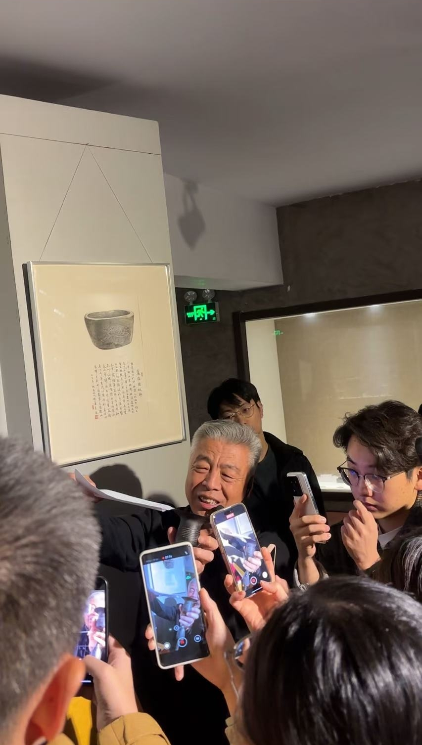 黑陶邢文化博物館館長(zhǎng)邢葆東展示兩張相疊的A4紙，向記者解釋此為杯口的厚度。