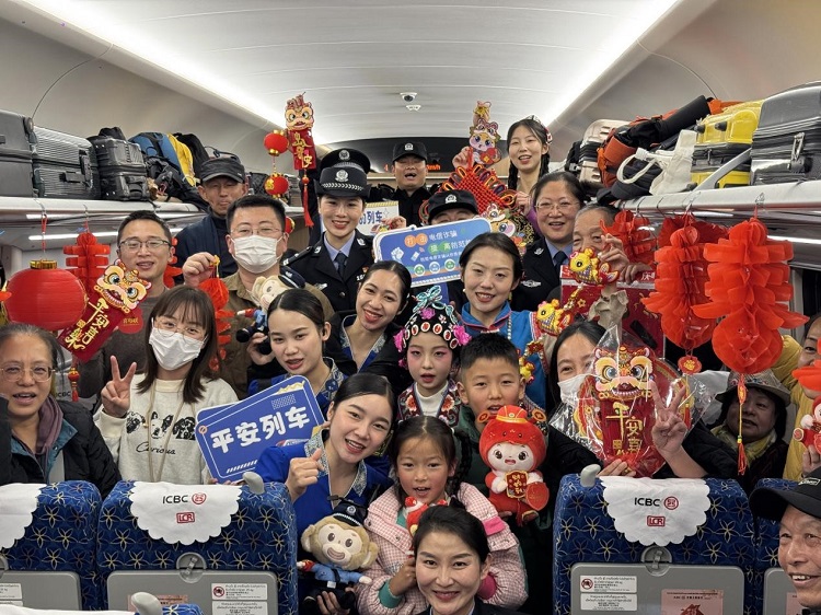 春節(jié)期間，在中老鐵路磨萬（磨丁—萬象）段，鐵路客運(yùn)員工與乘客合影留念。李加勇攝