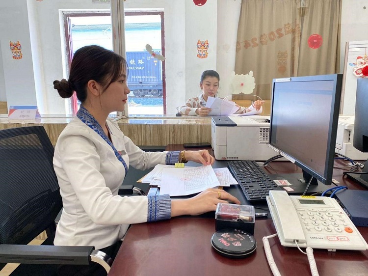 春節(jié)期間，中老鐵路員工堅(jiān)守崗位，保障鐵路運(yùn)行安全、暢通。李加勇攝