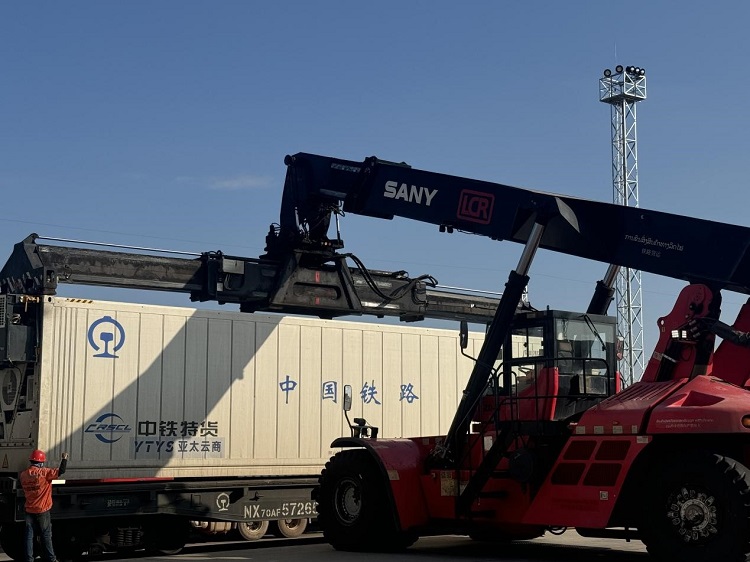 春節(jié)期間，起重機(jī)吊裝即將發(fā)運(yùn)的冷鏈集裝箱。李加勇攝