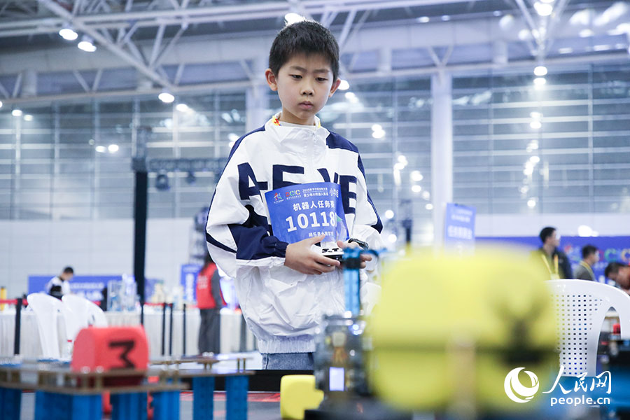 參加2025數(shù)字中國(guó)創(chuàng)新大賽青少年AI機(jī)器人賽道決賽的小選手。人民網(wǎng)記者 焦艷攝