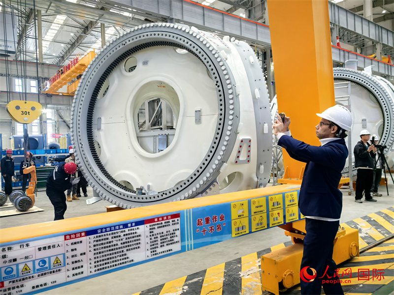 外媒記者參觀位于烏蘭察布察哈爾高新技術(shù)開發(fā)區(qū)的運(yùn)達(dá)風(fēng)電裝備制造廠房。人民網(wǎng) 楊春燕攝