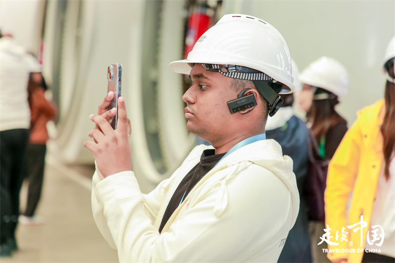 斐濟(jì)廣播公司記者尼基爾·庫馬爾（Nikhil Kumar）參觀運(yùn)達(dá)風(fēng)電裝備制造廠房。環(huán)球網(wǎng)供圖