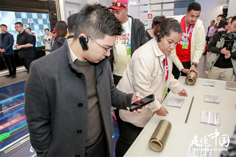 菲律賓《商業(yè)鏡報(bào)》蔡辰威（左）在烏蘭察布察哈爾高新技術(shù)開發(fā)區(qū)聽取講解。環(huán)球網(wǎng)供圖
