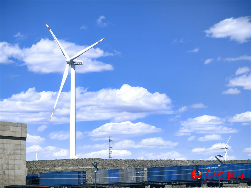 烏蘭察布烏蘭哈達(dá)火山附近的風(fēng)力渦輪發(fā)電機(jī)。人民網(wǎng) 楊春燕攝