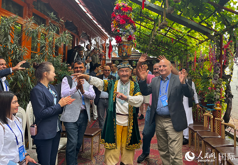 5月24日，外國(guó)媒體人在伊寧市喀贊其民俗旅游區(qū)參觀(guān)體驗(yàn)。 人民網(wǎng)記者 翟轉(zhuǎn)麗攝