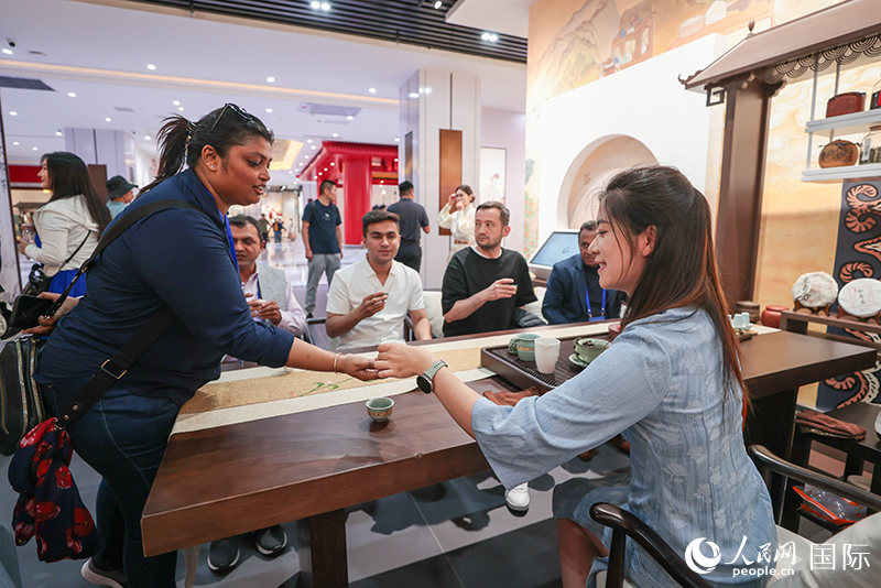 5月25日，外國(guó)媒體人在霍爾果斯國(guó)際邊境合作中心中國(guó)文化館參觀(guān)。人民網(wǎng)記者 張武軍攝