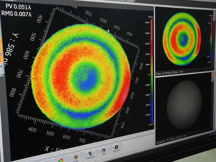 屏幕上清晰顯示著光學(xué)元器件的打磨程度。人民網(wǎng)記者 李洋攝
