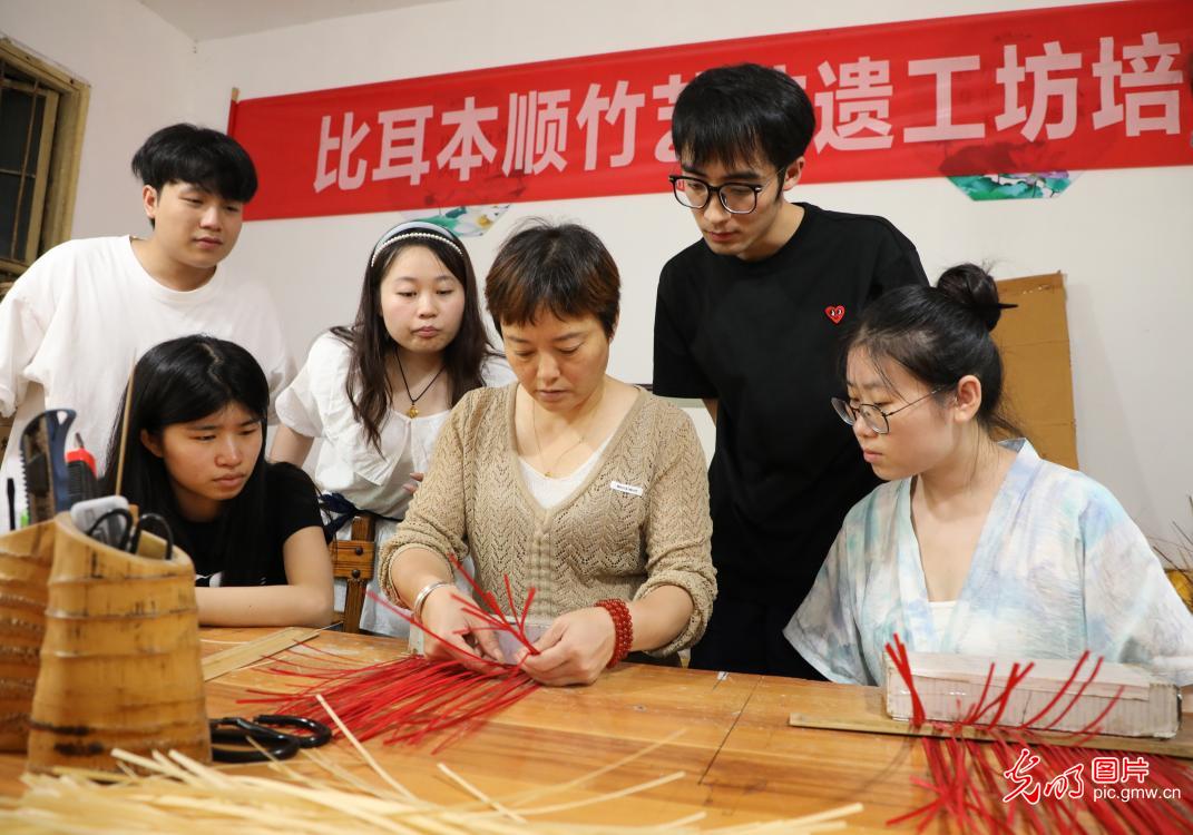 直播助農(nóng)、健康義診、扮靚街巷……青年學子暑期返鄉(xiāng)服務桑梓