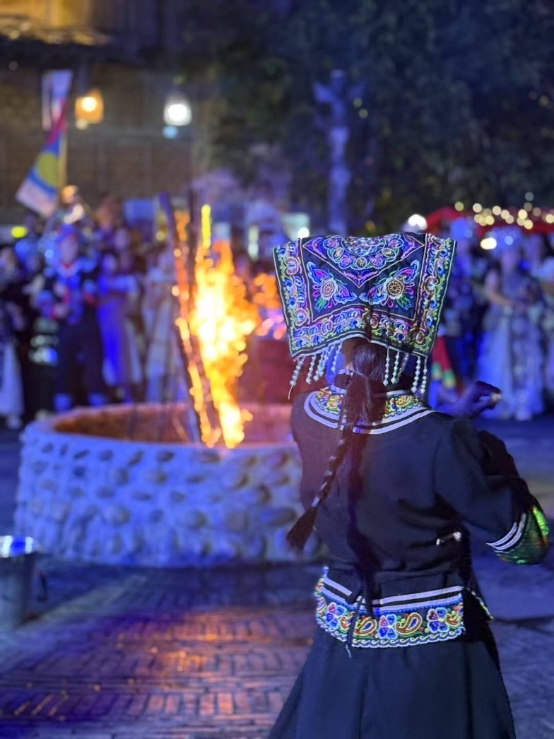 2025年7月，貴州烏江寨“萬(wàn)人打跳夜”現(xiàn)場(chǎng)。受訪者供圖