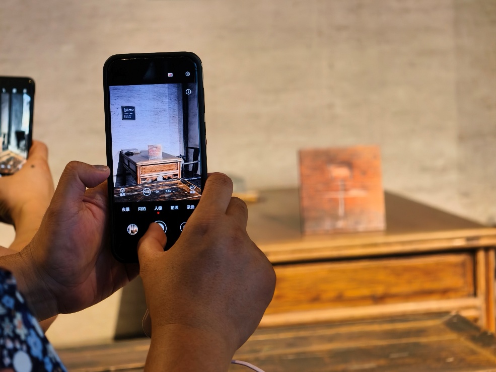 2025年7月15日，暑期研學(xué)團(tuán)小朋友在浙江省紹興市三味書(shū)屋拍攝魯迅讀書(shū)座位及課桌上的“早”字。受訪者供圖