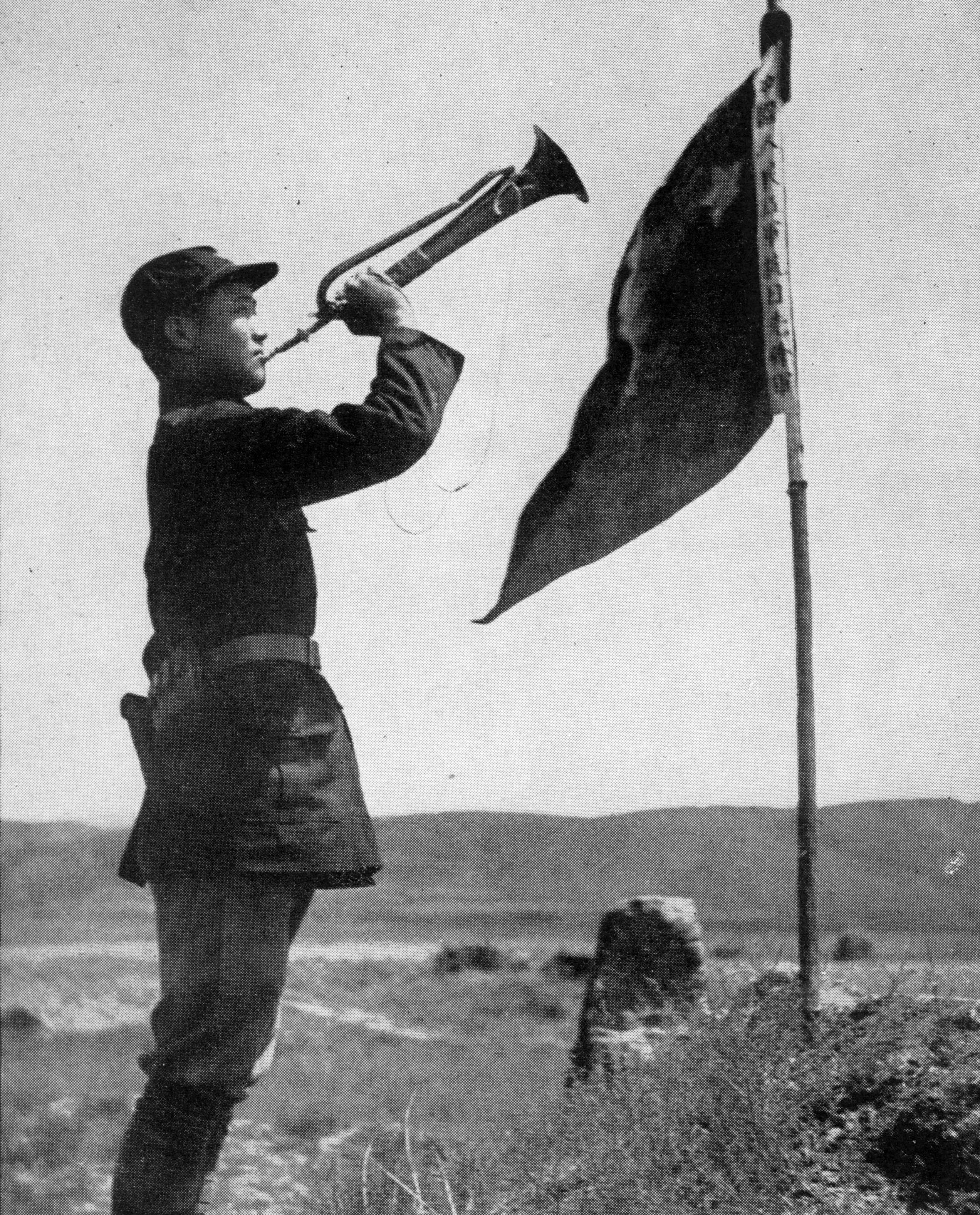 斯諾在預(yù)旺堡拍攝的紅軍司號員，他身邊的旗子上寫著“中國人民紅軍抗日先鋒隊”。