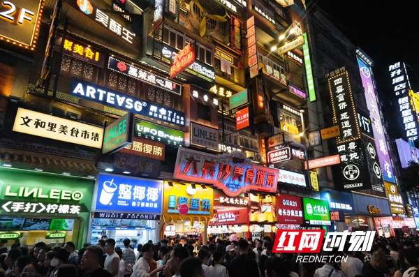 “五一”假期五一商圈客流激增，網(wǎng)紅長沙再現(xiàn)頂流效應(yīng)。.jpg
