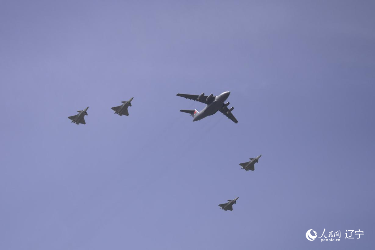 執(zhí)行第十二批在韓中國(guó)人民志愿軍烈士遺骸轉(zhuǎn)運(yùn)任務(wù)的運(yùn)-20進(jìn)入中國(guó)領(lǐng)空后，首次采用“五機(jī)編隊(duì)”的方式，由4架殲-20伴飛護(hù)航，與往年相比護(hù)航規(guī)格更高。人民網(wǎng)記者 邱宇哲攝