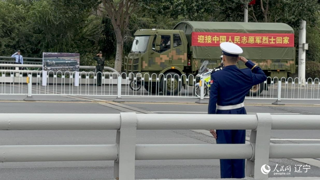 沈陽(yáng)市渾河橋東側(cè)，擺放著東風(fēng)—5C導(dǎo)彈的受閱照片。人民網(wǎng)記者 湯龍攝