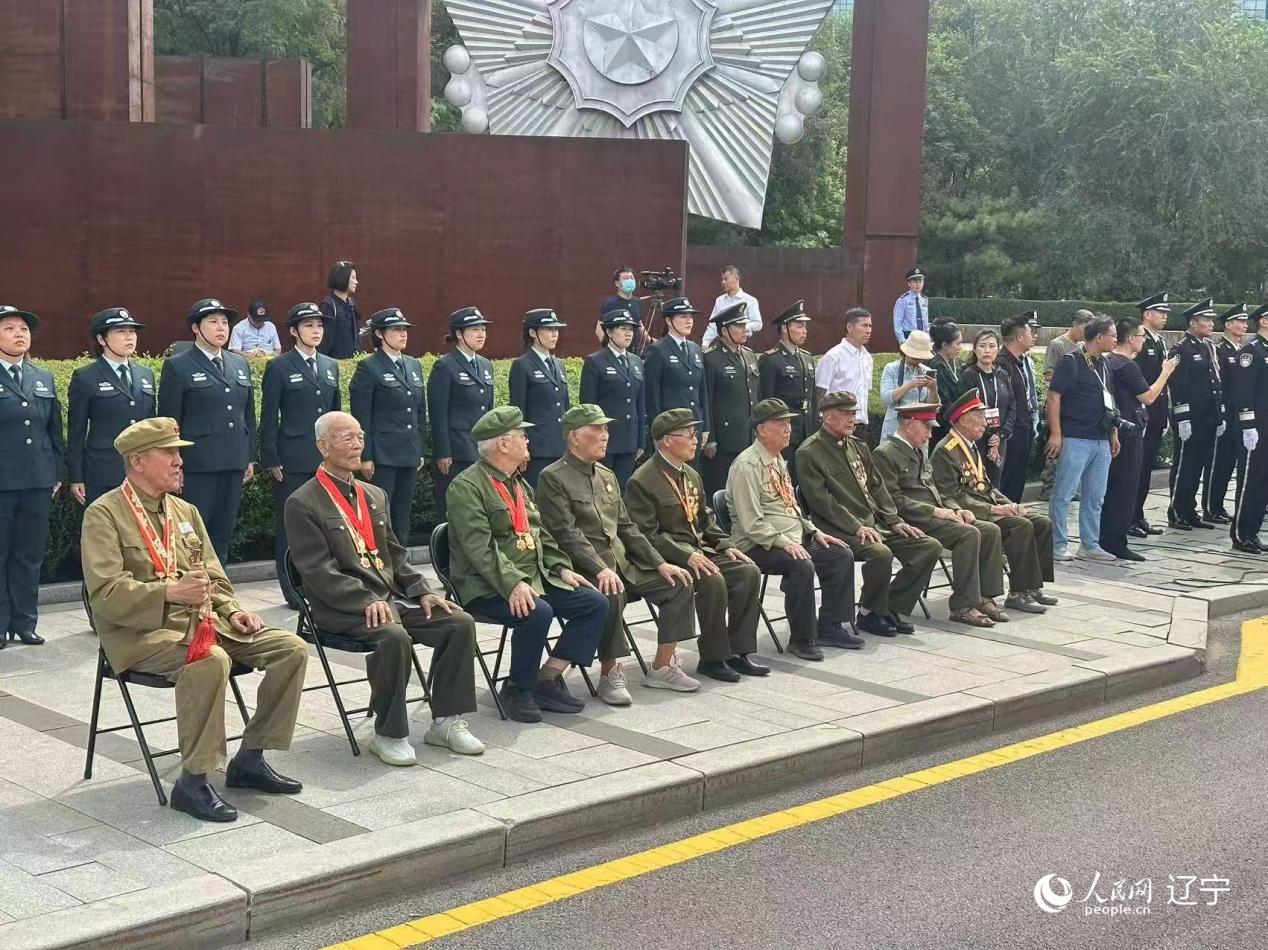 沈陽(yáng)抗美援朝烈士陵園門(mén)前，志愿軍老戰(zhàn)士等候戰(zhàn)友的歸隊(duì)。人民網(wǎng)記者 周頌雪攝